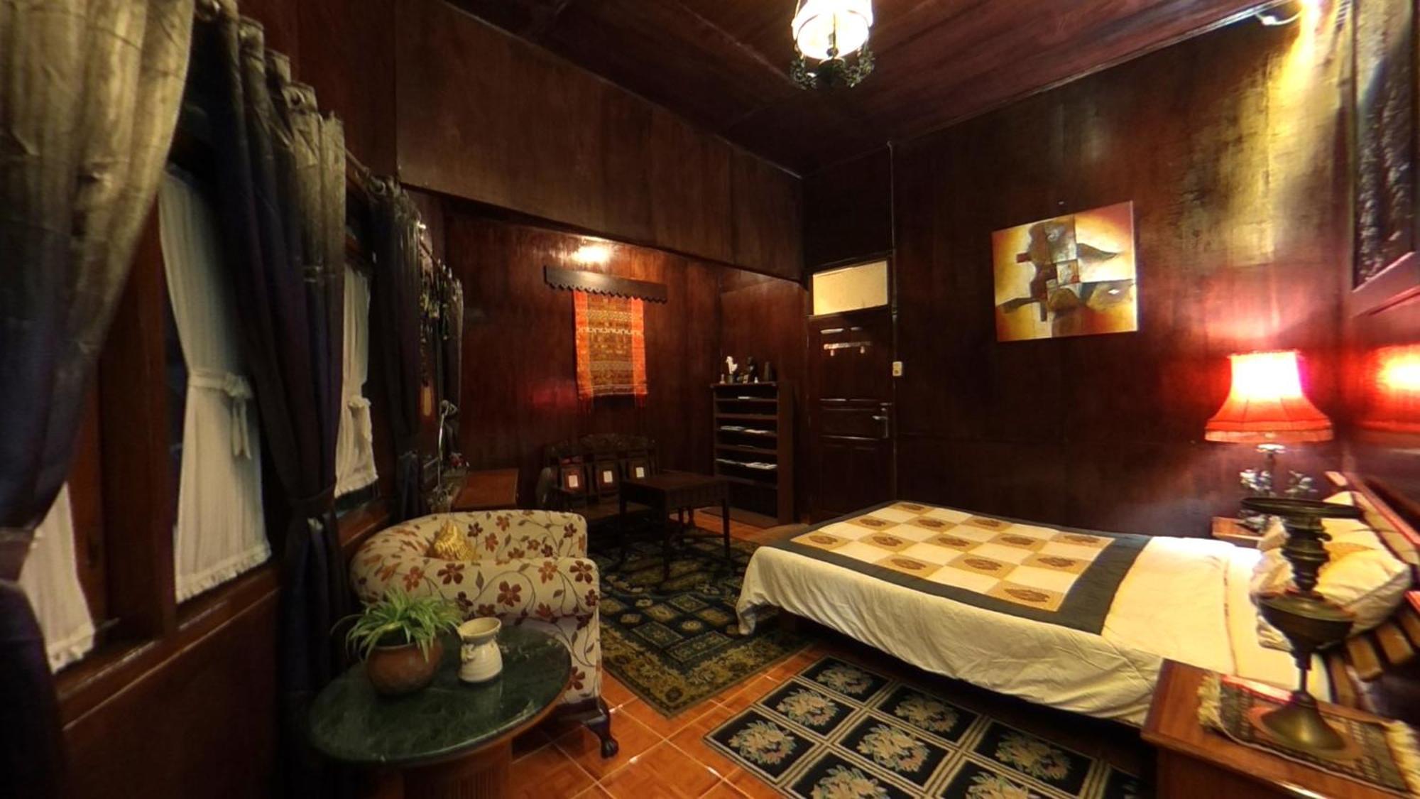 Badjoeri Ethnic Wooden Homestay Бандунг Номер фото