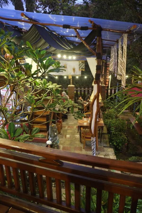 Badjoeri Ethnic Wooden Homestay Бандунг Экстерьер фото