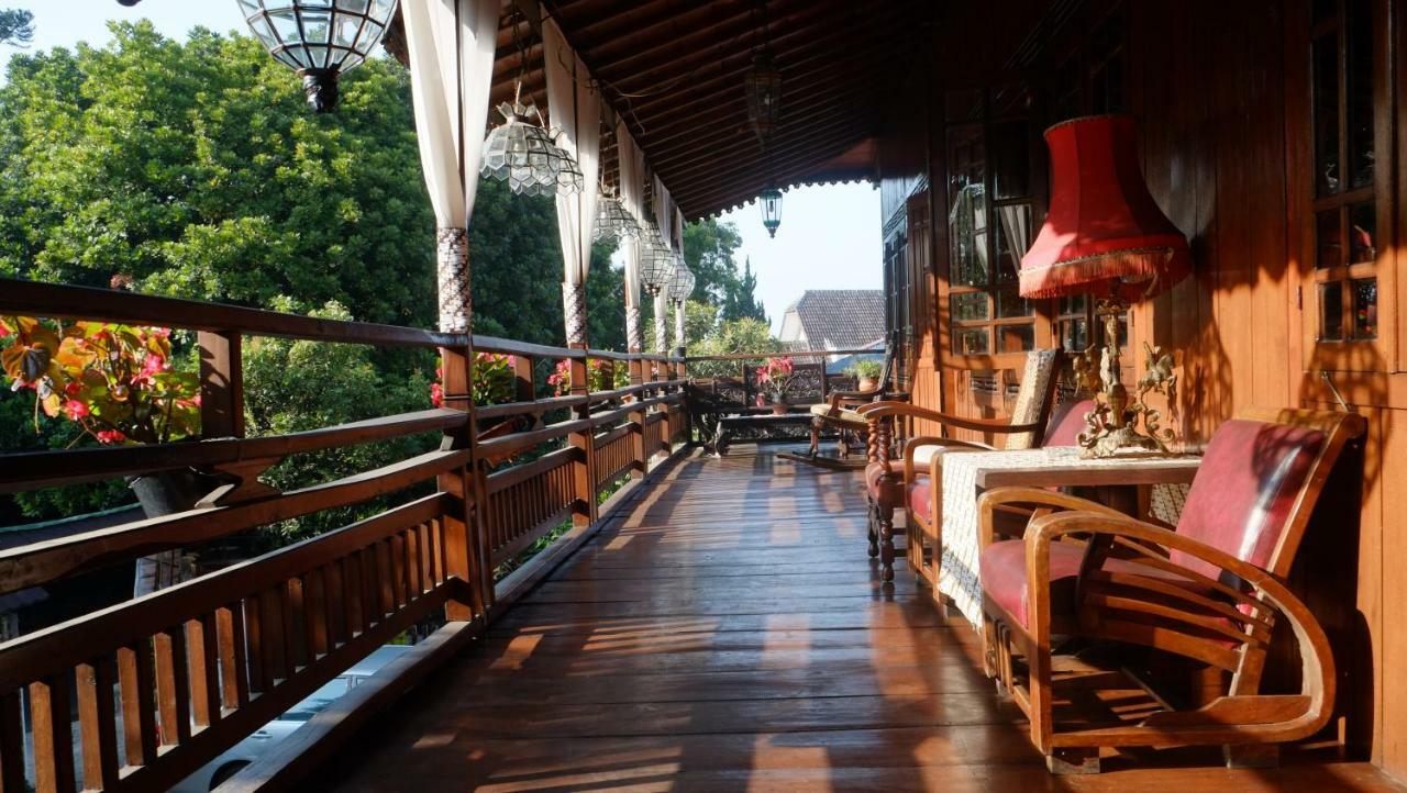 Badjoeri Ethnic Wooden Homestay Бандунг Экстерьер фото
